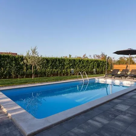Vila Holiday With Pool In
