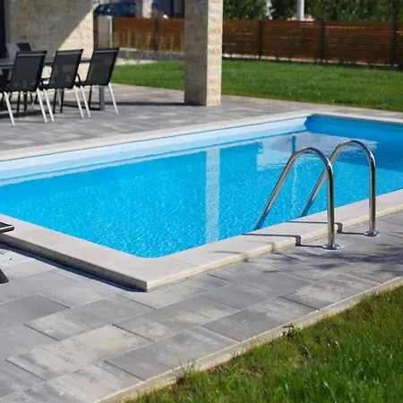 Holiday With Pool In Vila