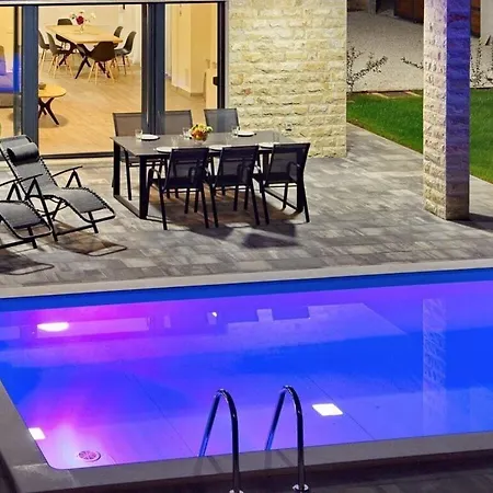 Vila Holiday With Pool In *
