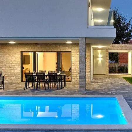 Vila Holiday With Pool In *
