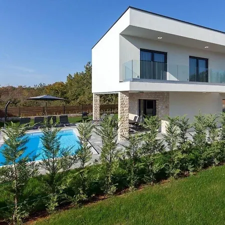 Holiday With Pool In Vila