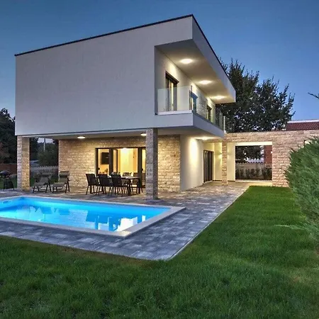 Holiday With Pool In Poreč